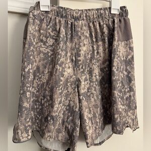 Lululemon Men's Linerless Shorts Gray/CreamTan Size M 7"